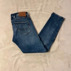 Anbass Replay Jeans - Blåa Replay Jeans, Anbass modellen, Storlek W29/L30, Jättebra skick, Nypris 1300kr
