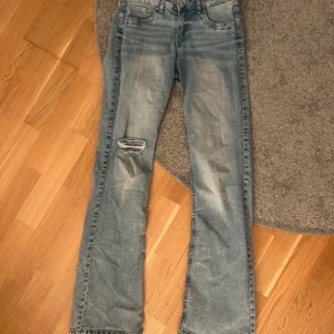 Lågmidjade jeans - Lågmidjade bootcut/flare jeans från hm. (Första bilden är inte min) säljer för att dom är för korta för mig då jag är 178