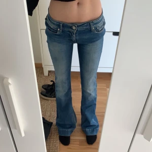 Replay jeans - Säljer dessa blå bootcut jeans med låg midja från replay. Helt oanvända då dom va lite för stora på mig💞💞