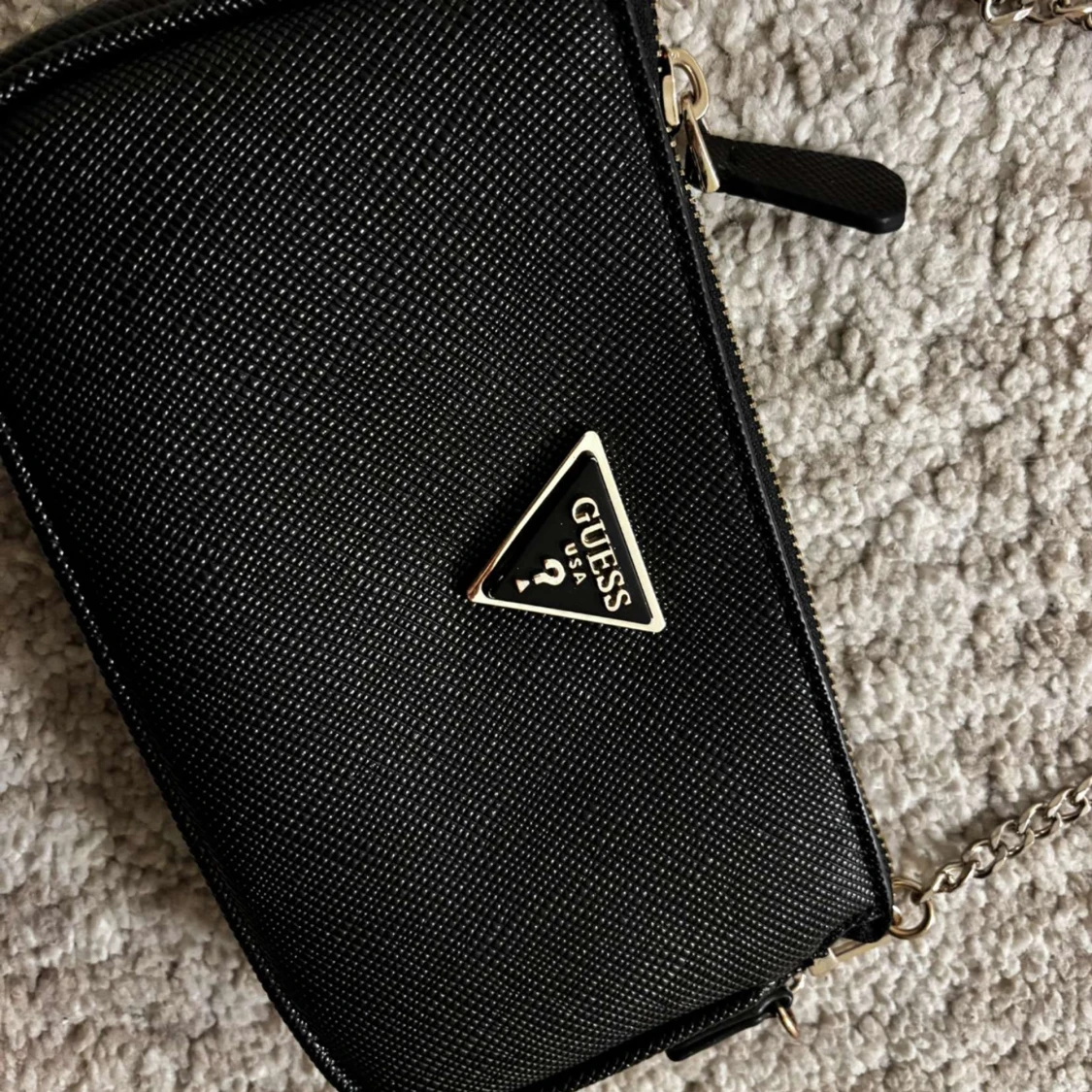 Svart axelväska från Guess