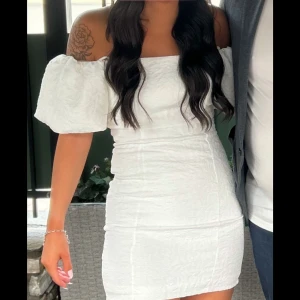 Studentklänning med puffärmar - Super fin studentklänning från bubbleroom. Endast använd en gång så i superbra skick.🩷