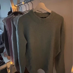 Stickad tröja  - Från lager 157 Supersnygg grön färg, syns inte perfekt på bilden! Storlek M men passar verkligen typ alla beroende på hur man vill att den ska sitta