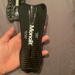 Monolit benskydd - Tjena jag säljer mina monolit benskydd då jag har fått nya benskydd. Dem är används 4-5 gånger. Pris kan diskuteras