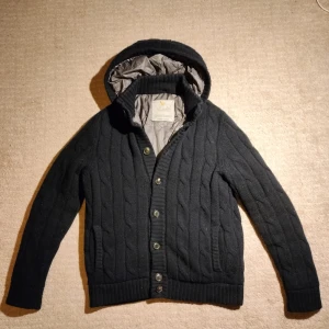 Fodrad Gransasso cardigan jacka  - Säljer en jätte mysig och varm Gransasso cardigan/jacka med fodring och avtagbara luva. Stilren och snygg design med knappar. Skriv vid minsta fundering!