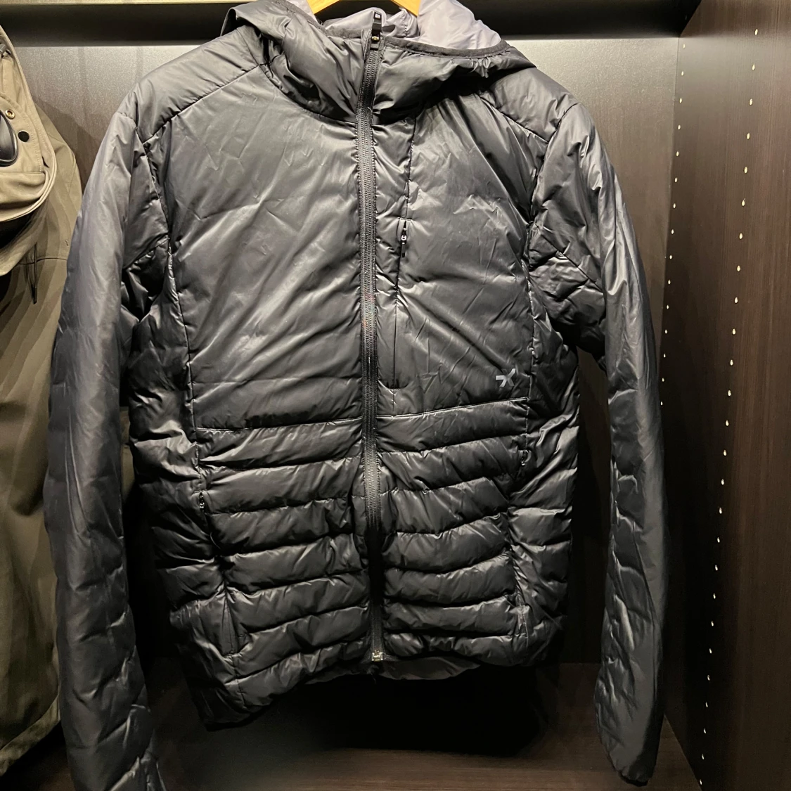 Svart quiltad dunjacka med huva