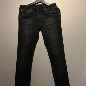 Svarta jeansbyxor - Snygga svarta jeansbyxor med en klassisk femficksdesign. De har en diskret tvättad look och normal passform. Perfekta för en stilren vardagslook.