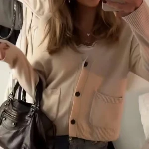 Beige kofta med knappar - Säljer en mysig beige kashmir kofta från Massimo Dutti. Storlek M men är liten i storleken. 