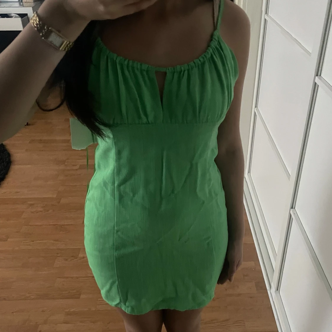 Grön klänning med knytband