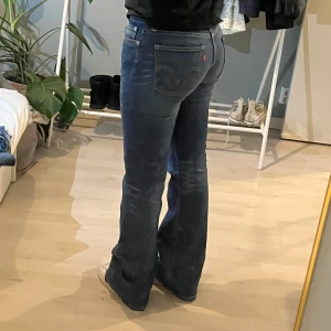 Blå flare Levi’s jeans - Vintage blå bootcut Levi’s 10529 jeans strl S midjemått 38 Grenmått 20 Innerbenslängd 85