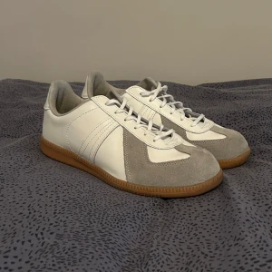 german army trainers - Snygga sneakers i vitt och grått med mockadetsljer. använts 1-2 gånger (gats)