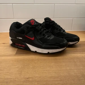 Nike air max 90 - Tja, jag säljer ett par riktigt snygga Nike air Max 90 som är i ett väldigt gott skick. Dem är köpta på JD sports i mall of scandinavia för 1700. Mitt pris: 599