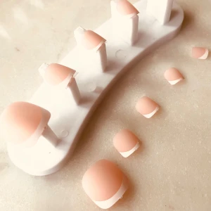 By prisförslag- fransk manikyr 10 återanvändbara tånaglar inkl 1 set nagellim  - By prisförslag-  10 återanvändbara tånaglar inkl 1 set nagellim . Perfekt för att snabbt fixa en stilren look.