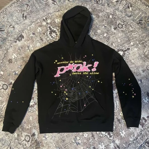 Sp5der Hoodie - Tja, säljer nu min svara Sp5der Hoodie sick 10/10 knappt använd vid fler bilder kom DM, priset kan diskuteras 
