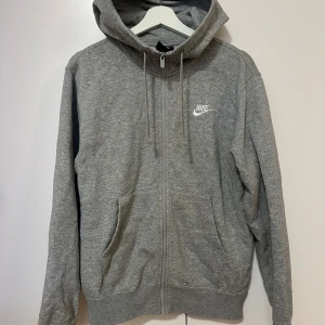 Grå hoodie från Nike - Storlek XS (herrstorlek). I fint skick. Inga hål eller fläckar. Sparsamt använd