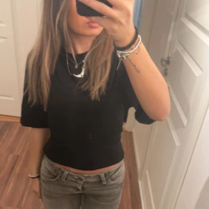 Svart topp från Nelly - I jättefint skick i stl XS! ❤️❤️❤️ säljer i vit oxå. Tröjan är in sydd i ryggen, blev för stor annars ?🤭