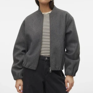 Bomberjacka - Använd en gång, strl M och nypris var 749kr