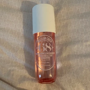 Använd sol de Janeiro Perfume Mist - ANVÄND Fräsch och exotisk doftmist från Sol de Janeiro, Brazilian Crush Cheirosa '68. Flaskan är rosa med en vit kork och rymmer 240 ml. Doften kombinerar noter av brasiliansk jasmin och rosa drakfrukt, vilket ger en tropisk och blommig känsla.  Se hur mycket som är kvar på andra bilden