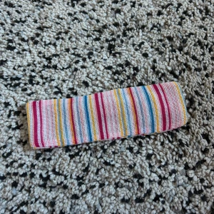 Randigt headband från Djerf Avenue - Färgglatt headband från Djerf Avenue med ränder i rosa, blå, gul och vit. Perfekt för att ge en färgklick till din outfit. Elastisk passform för bekvämlighet.