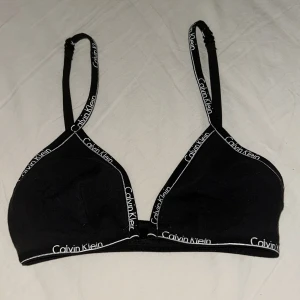 Svart topp - Säljer en svart topp från Calvin Klein med justerbara axelband. Den är i strl M men skulle säga att den även passar en S.