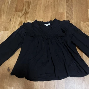 jättefin svart blus - Jättefint blusen från Gina Tricot. Passar perfekt med allt.Använd bara en gång 🩷