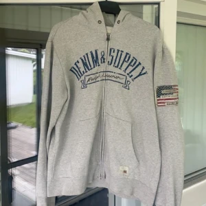 Denim supply  - Hej, säljer nu min denim supply hoodie då den har blivit för lite för mig och då jag inte har något intresse att ha kvar den. Hör gärna av er vid frågor eller funderingar😁