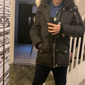 Moose Knuckles - Säljer nu min moose jacka pågrund av att den bara står hemma.Den är perfekt till Sveriges kyliga dagar.
