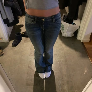 Blå bootcut jeans - As snygga lågmidjade bootcut jeans från weekday😍knappt använda och har inga defekter. I storlek 34 men passar mig som brukar ha 36 i jeans. Pris kan diskuteras 