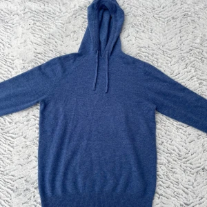 Blå Merino/Kashmir hoodie - Blå hoodie i Merino/Kashmir blandning! Storlek M, passar S-M! Sprillans ny utan defekter! Skriv vid frågor!