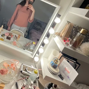 Veramoda Rosa långärmad tröja - Säljer en stilren rosa tröja med långa ärmar. Perfekt för vardag och även för events. Tröjan har en enkel design med volanger. 