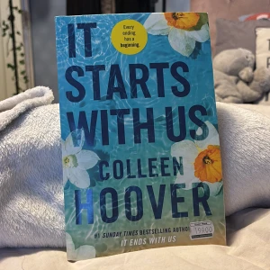 Collen hoover bok - Säljer It starts with us av collen hoover💕 i stort pocket exemplar i helt ny sick orginal pris är 199 men säljer för 70kr