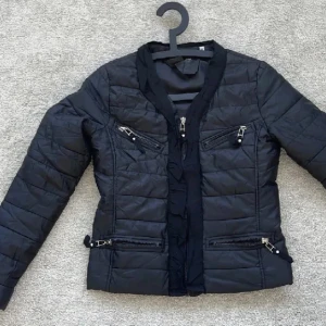 Jacka  - Tunn kort vårjacka i storlek S. Sitter som en XS-S