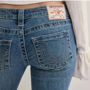 Tru Religion jeans - Snygga lågmidjade bootcut jeans, köpta i december använda fåtal gånger. Sitter som S och är i storlek 28/32🤩Köpta för 1399kr pris kan diskuteras vid snabb affär🥰