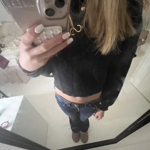 Svart croppad tröja från Divided - Säljer en svart croppad tröja från Divided. Tröjan har en enkel design med långa ärmar och är perfekt för en stilren look. Passar bra till jeans eller kjol för en avslappnad stil. Har aldrig använt💕