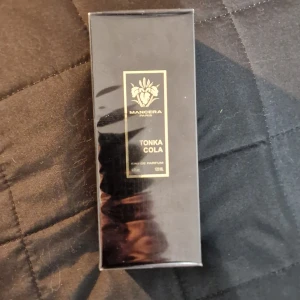 Tonka Cola Eau de Parfum från Mancera - Tonka Cola från Mancera, en Eau de Parfum med en unik och lockande doft. Flaskan rymmer 120 ml och är tillverkad i Frankrike. Jag beställde tyvärr fel på hemsidan, skulle ha Amore Caffè. Oöppnad.