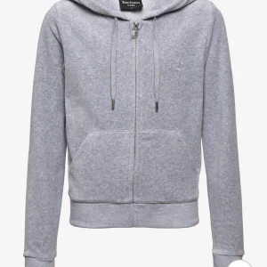 Grå hoodie från Juicy Couture - Säljer en stilren grå hoodie från Juicy Couture. Den har dragkedja framtill och en praktisk huva med dragsko. Perfekt för en avslappnad look. 🩶är i storlek M men skulle säga den är xs/s. Köpte för 1200kr. Använd fåtal gånger.