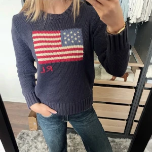 Ralph Lauren tröja - Säljer nu min snygga eftertraktade tröja från Polo Ralph Lauren. Klassisk tidlös tröja. Ligger just nu på 4895kr nypris. Använd nån enstaka gång men har mest hängt i garderoben. Storlek M men är mer som en Xs då märket är känt för att vara små i storlekarna. Sitter bra på mig som bär Xs i vanliga fall💞 