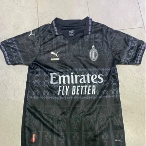 Svart AC Milan fotbollströja - Snygg svart AC Milan fotbollströja från Puma har använts 2 gånger