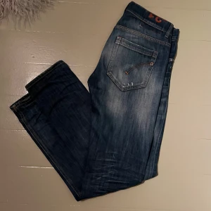 Dondup Jeans George - Säljer nu ett par riktigt schyssta byxor från dondup, kommer inte till användning och väljer därmed att sälja vidare! Skriv gärna vid funderingar om längder osv!