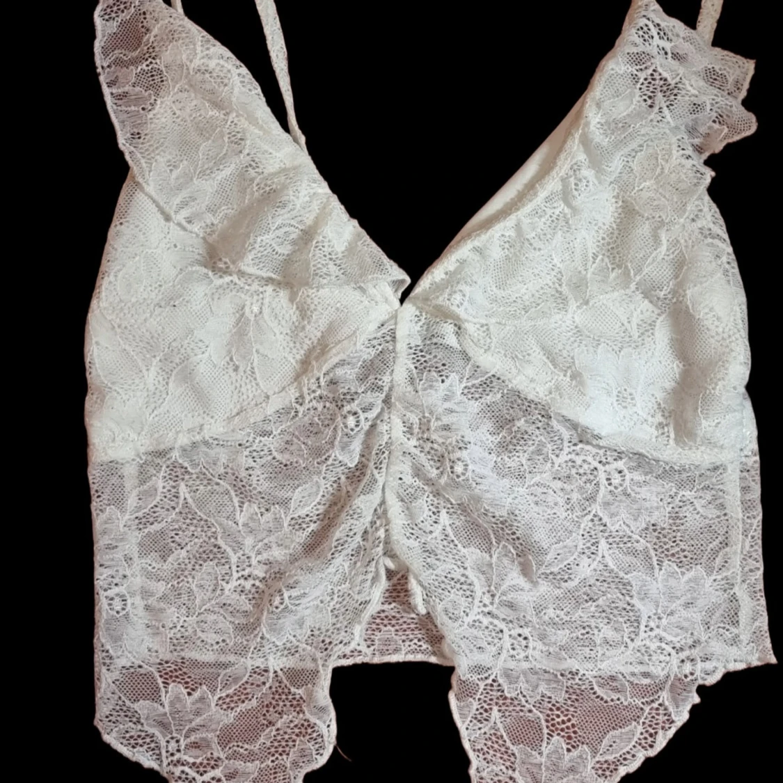 Vit spetslinne med volangdetaljer - 2