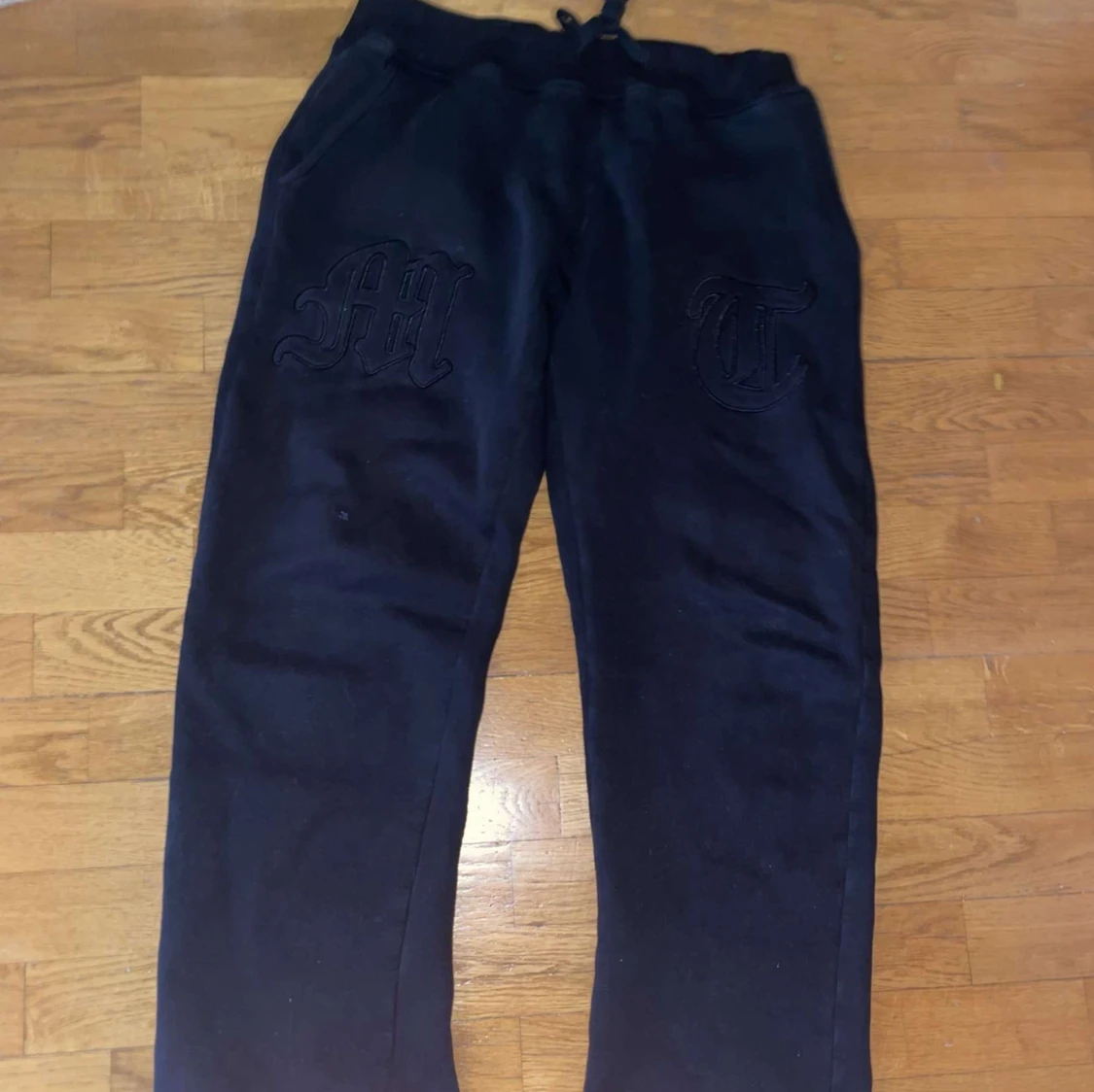 Svarta mjukisbyxor med broderad detalj - 1