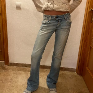 Ljusblå bootcut jeans - Såååå snygga jeans!! Boutcut! Älskar så mycket!! Säljer då den tyvärr är förstora!! Vintage!!  storlek 36, 34 i längd!! innebenslängd 85 midja 36 Är 170 som referens!! SÄLJER FLER LIKNANDE JEANS PÅ MIN PROFIL också!! 🥰❤️‍🔥❤️‍🔥🥰