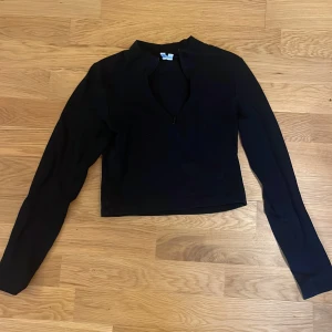 Svart långärmad tröja med dragkedja - Snygg svart långärmad half zip tröja. Perfekt för en stilren look. 