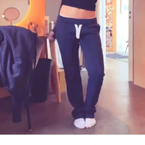 Russemerch TALL - Använda ca 3 månader så i mycket bra skicka! Raka ben och low waist. Säljer pga att jag köpt en mindre storlek😊