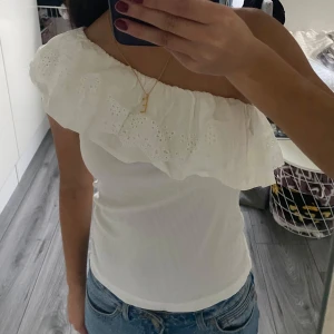 Volang topp vit - Superfin vit volangtopp från VILA. Aldrig använd och därmed i nyskick!