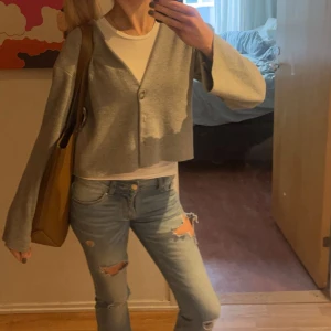 Grå kofta - En så söt kofta med vida ärmar, perfekt till våren😊