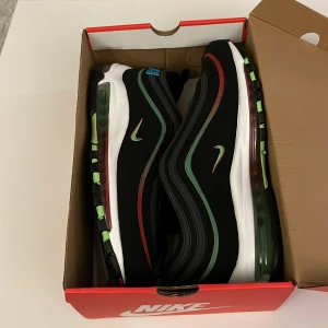 Nike Air Max 97 i svart och röd - Snygga Nike Air Max 97 sneakers i svart och röd, helt nya, säljer de pga att de är för små, fick de som julklapp, och kvittot hade gått ut 