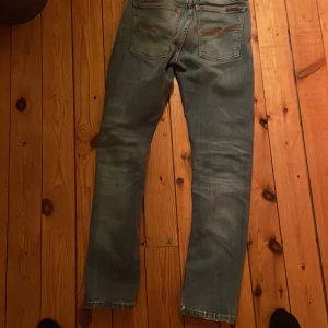 Säljer ett par nudie jeans som är för små för mig. De är riktigt snygga och passar till det mesta. Dem är i bra skick och har använts sparsamt. - De är sparsamt använda 