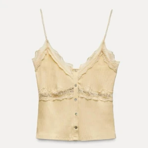 Beige ribbad linnetopp med spetsdetaljer - Världens sötaste linne från Zara dom är helt slutsåld och endast testad med lapparna kvar💛💛Sitter som på sista bilden