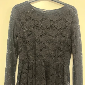 Svart spets blus från Bik Bok - Säljer en elegant svart spets blus från Bik Bok. Blusen har långa ärmar och ett vackert blommigt mönster i spets. Skriv för fler bilder eller om ni har fler frågor 💓