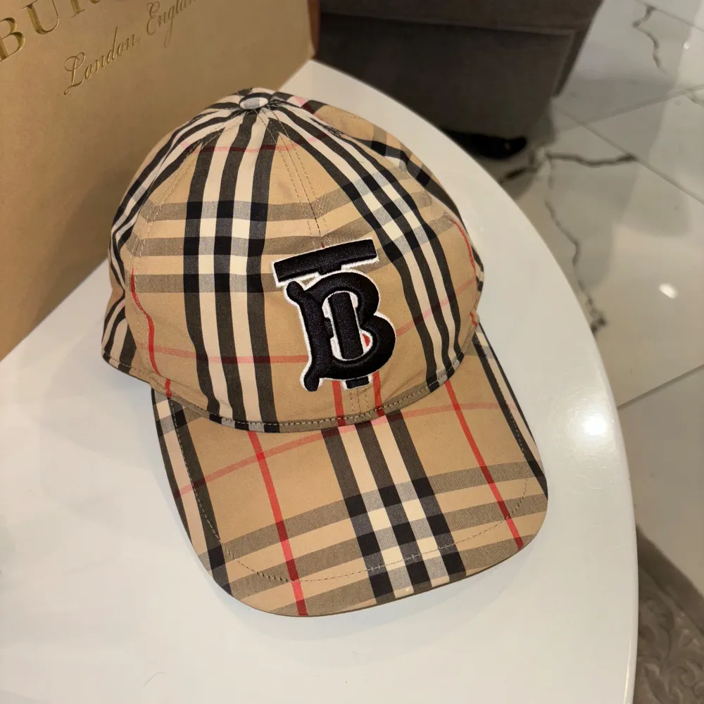 Säljer min Burberry keps som jag har använt sparsamt. Kvitto finns BVSA. Asusteet.